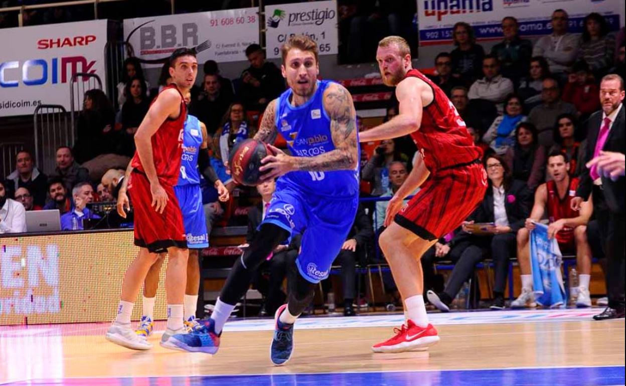 Javi Vega, en el último partido que disputó el San Pablo Burgos en el pabellón Fernando Martín 