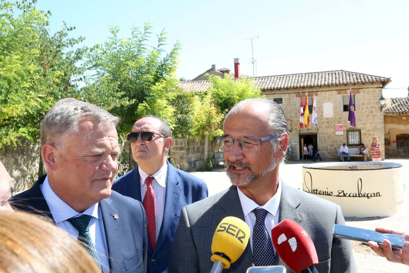 Castrillo Mota de Judios homenajeará al músico del siglo XVI Antonio de Cabezón como «hijo más ilustre de la localidad» con ciclos y cursos de órgano en la iglesia de San Esteban, donde hoy se ha inaugurado un órgano de nueva construcción, ha afirmado el alcalde de Castrillo y vicepresidente de la Diputación de Burgos, Lorenzo Rodríguez.