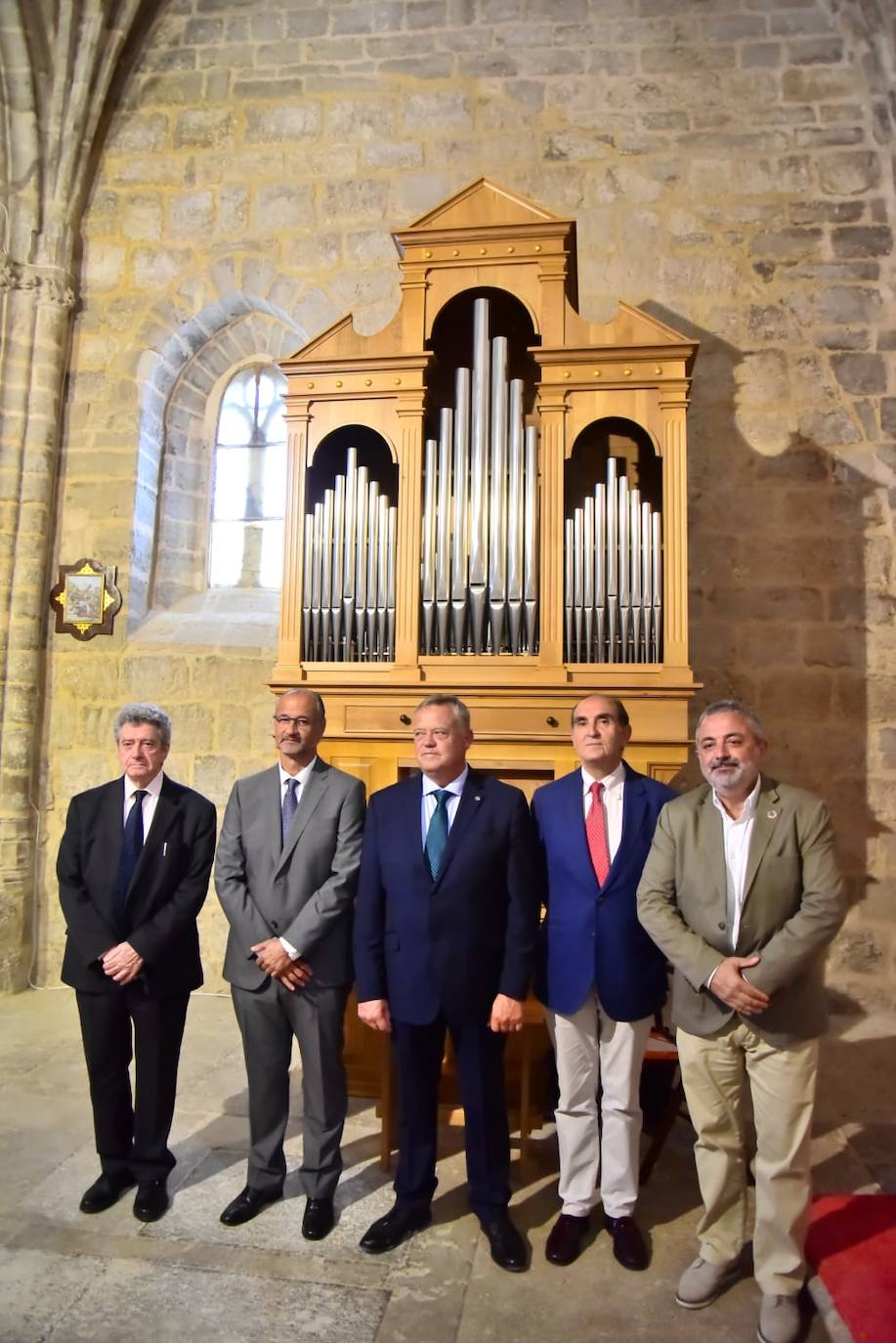 Castrillo Mota de Judios homenajeará al músico del siglo XVI Antonio de Cabezón como «hijo más ilustre de la localidad» con ciclos y cursos de órgano en la iglesia de San Esteban, donde hoy se ha inaugurado un órgano de nueva construcción, ha afirmado el alcalde de Castrillo y vicepresidente de la Diputación de Burgos, Lorenzo Rodríguez.