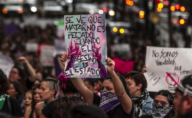 Imagen principal - Imágenes de la protesta. 