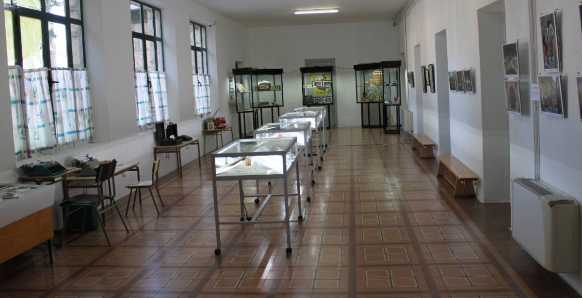 Las escuelas de Arauzo de Miel acogen hasta el 30 de agosto una muestra de objetos y documentos de finales del siglo XIX hasta la década de los 60.