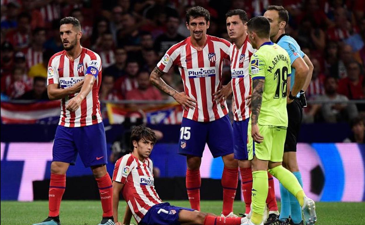 Joao Felix (C) en el momento de su lesión ante el Getafe.