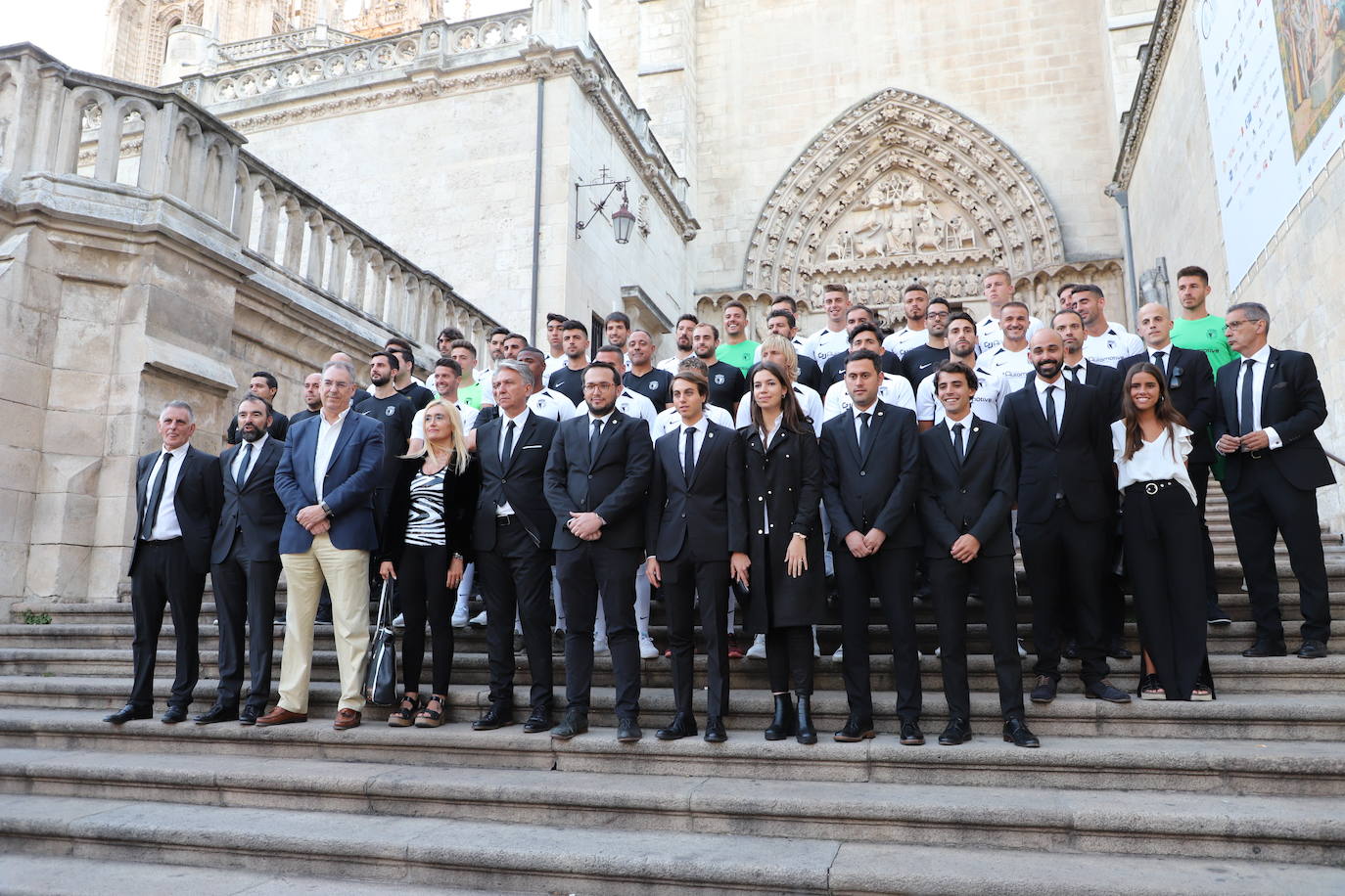 El Burgos Club de Fútbol ilusiona más que nunca. Se nota en el número récord de abonados, en las redes sociales, en los partidos de pretemporada y, esta tarde, se ha refrendado en la plaza del Rey San Fernando donde se ha presentado uno a uno a los jugadores que vestirán durante esta temporada, la primera del proyecto de los Caselli, la camiseta blanquinegra y al cuerpo técnico que encabeza Fernando Estévez.