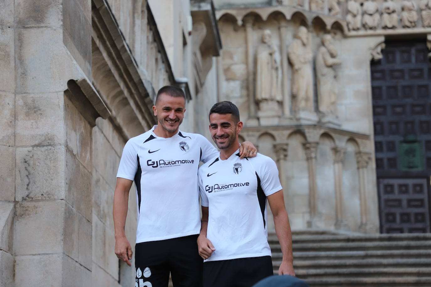 El Burgos Club de Fútbol ilusiona más que nunca. Se nota en el número récord de abonados, en las redes sociales, en los partidos de pretemporada y, esta tarde, se ha refrendado en la plaza del Rey San Fernando donde se ha presentado uno a uno a los jugadores que vestirán durante esta temporada, la primera del proyecto de los Caselli, la camiseta blanquinegra y al cuerpo técnico que encabeza Fernando Estévez.