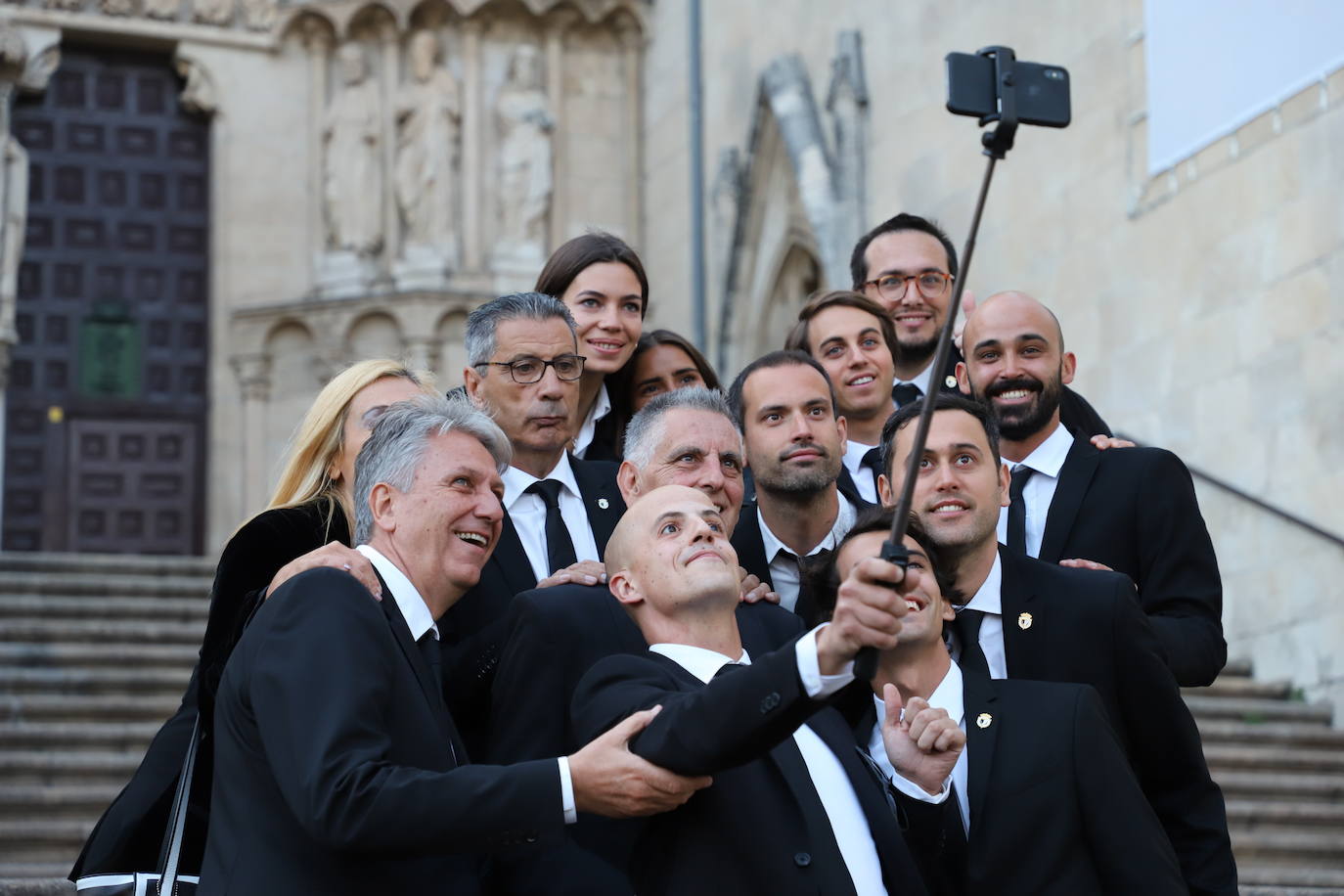 El Burgos Club de Fútbol ilusiona más que nunca. Se nota en el número récord de abonados, en las redes sociales, en los partidos de pretemporada y, esta tarde, se ha refrendado en la plaza del Rey San Fernando donde se ha presentado uno a uno a los jugadores que vestirán durante esta temporada, la primera del proyecto de los Caselli, la camiseta blanquinegra y al cuerpo técnico que encabeza Fernando Estévez.