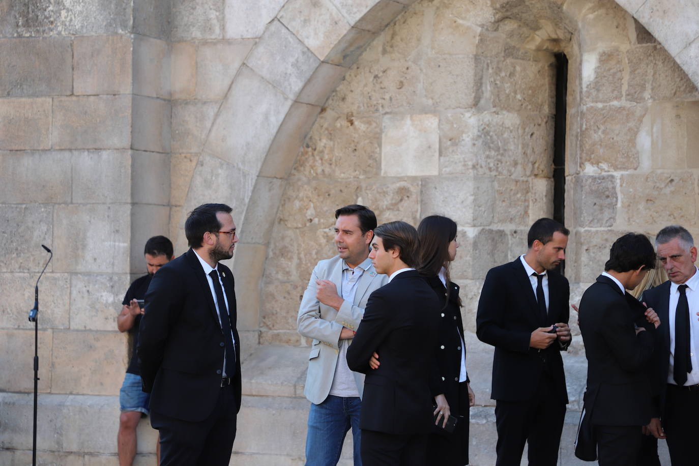 El Burgos Club de Fútbol ilusiona más que nunca. Se nota en el número récord de abonados, en las redes sociales, en los partidos de pretemporada y, esta tarde, se ha refrendado en la plaza del Rey San Fernando donde se ha presentado uno a uno a los jugadores que vestirán durante esta temporada, la primera del proyecto de los Caselli, la camiseta blanquinegra y al cuerpo técnico que encabeza Fernando Estévez.