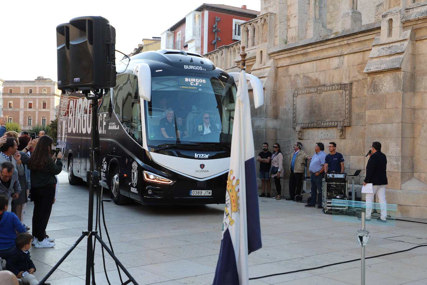 El Burgos Club de Fútbol ilusiona más que nunca. Se nota en el número récord de abonados, en las redes sociales, en los partidos de pretemporada y, esta tarde, se ha refrendado en la plaza del Rey San Fernando donde se ha presentado uno a uno a los jugadores que vestirán durante esta temporada, la primera del proyecto de los Caselli, la camiseta blanquinegra y al cuerpo técnico que encabeza Fernando Estévez.