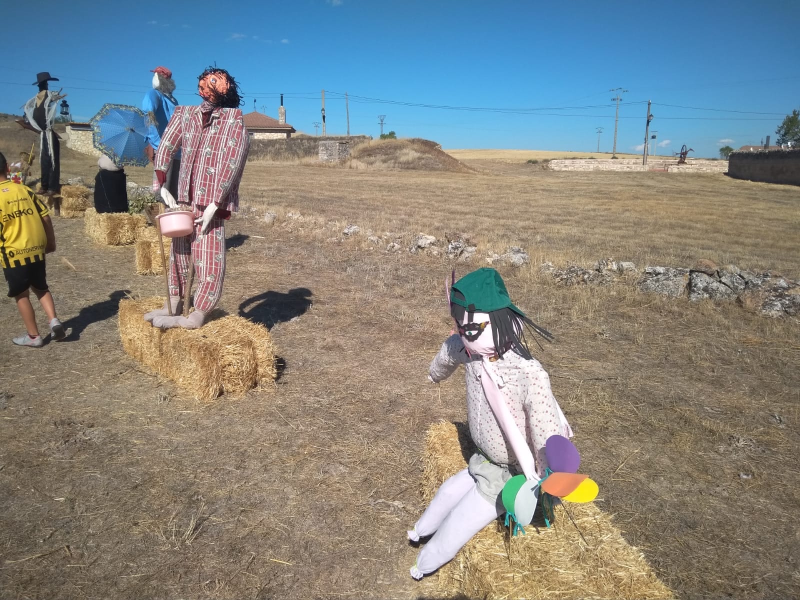 Los peculiares vecinos que se han instalado en Palazuelos de Muñó. Este finde de semana se ha celebrado el II Concurso de espantapájaros y otras creaciones tras el éxito del año pasado.