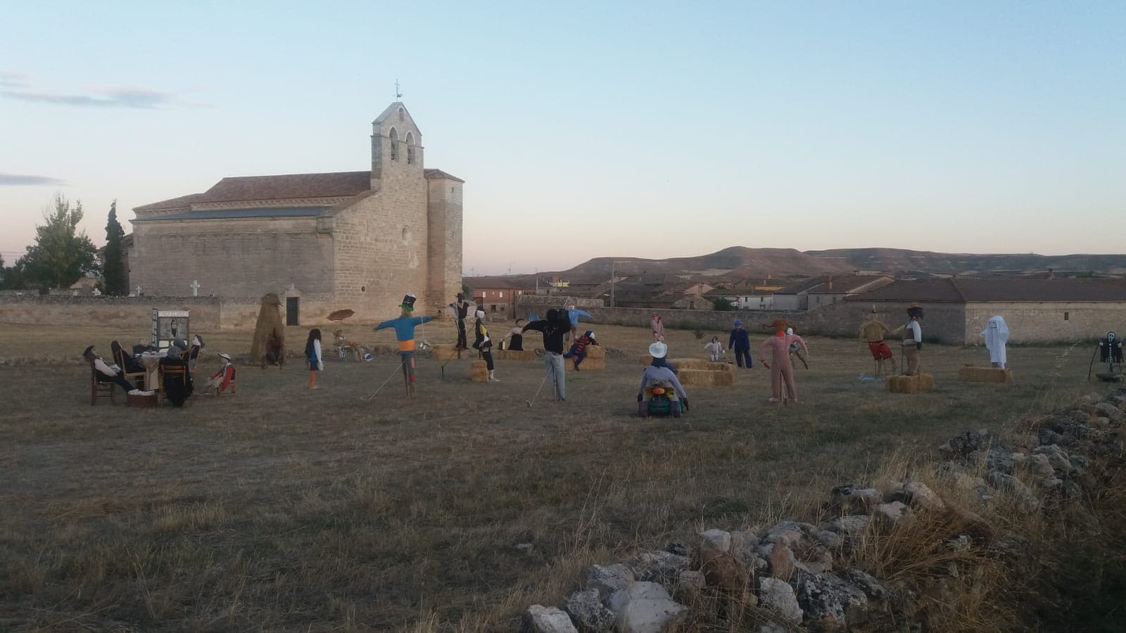 Los peculiares vecinos que se han instalado en Palazuelos de Muñó. Este finde de semana se ha celebrado el II Concurso de espantapájaros y otras creaciones tras el éxito del año pasado.