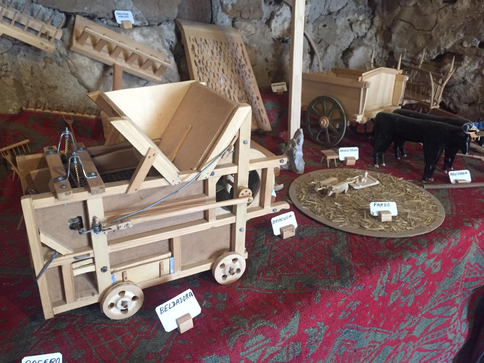 Marcial Palacios lleva dedicándose a la artesanía siete años. Entre sus obras más singulares está una plaza de toros, un futbolín, una bolera, un coche de la marca reanault 600 y hasta la iglesia de Agés. Todo peregrino que recorra el Camino de Santiago tiene que hacer una parada obligatoria en este pequeño taller-museo.