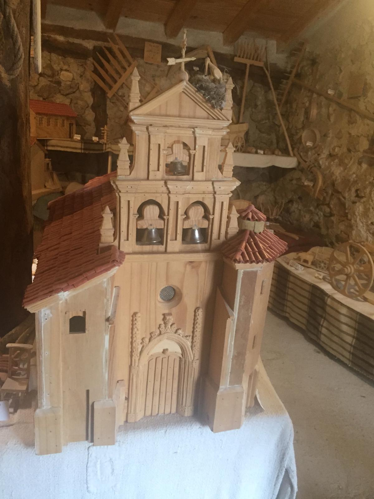 Marcial Palacios lleva dedicándose a la artesanía siete años. Entre sus obras más singulares está una plaza de toros, un futbolín, una bolera, un coche de la marca reanault 600 y hasta la iglesia de Agés. Todo peregrino que recorra el Camino de Santiago tiene que hacer una parada obligatoria en este pequeño taller-museo.