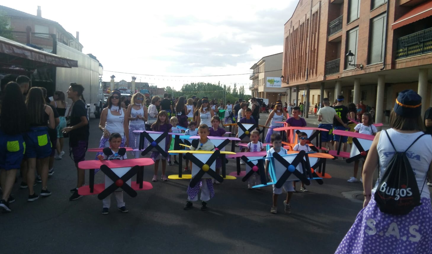 Desfile de carrozas en Melgar