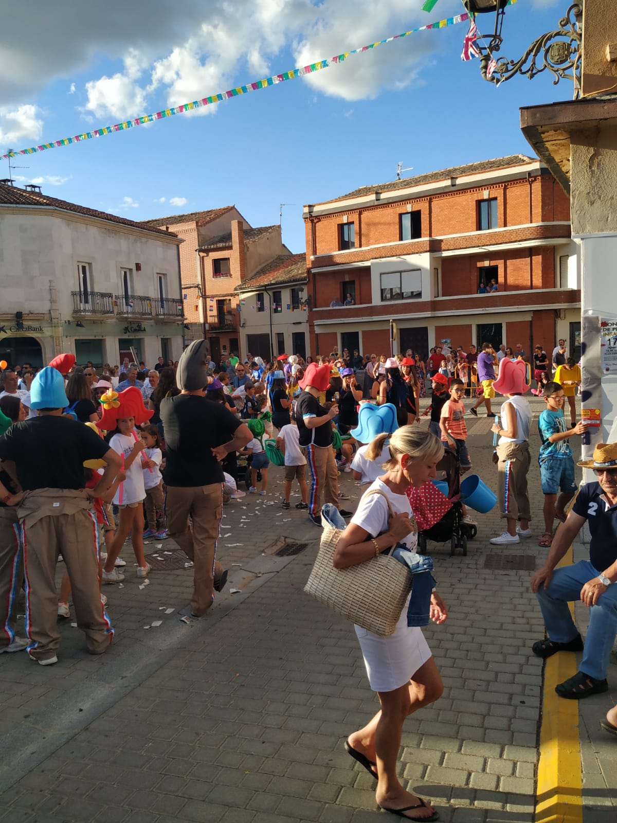 Desfile de carrozas en Melgar