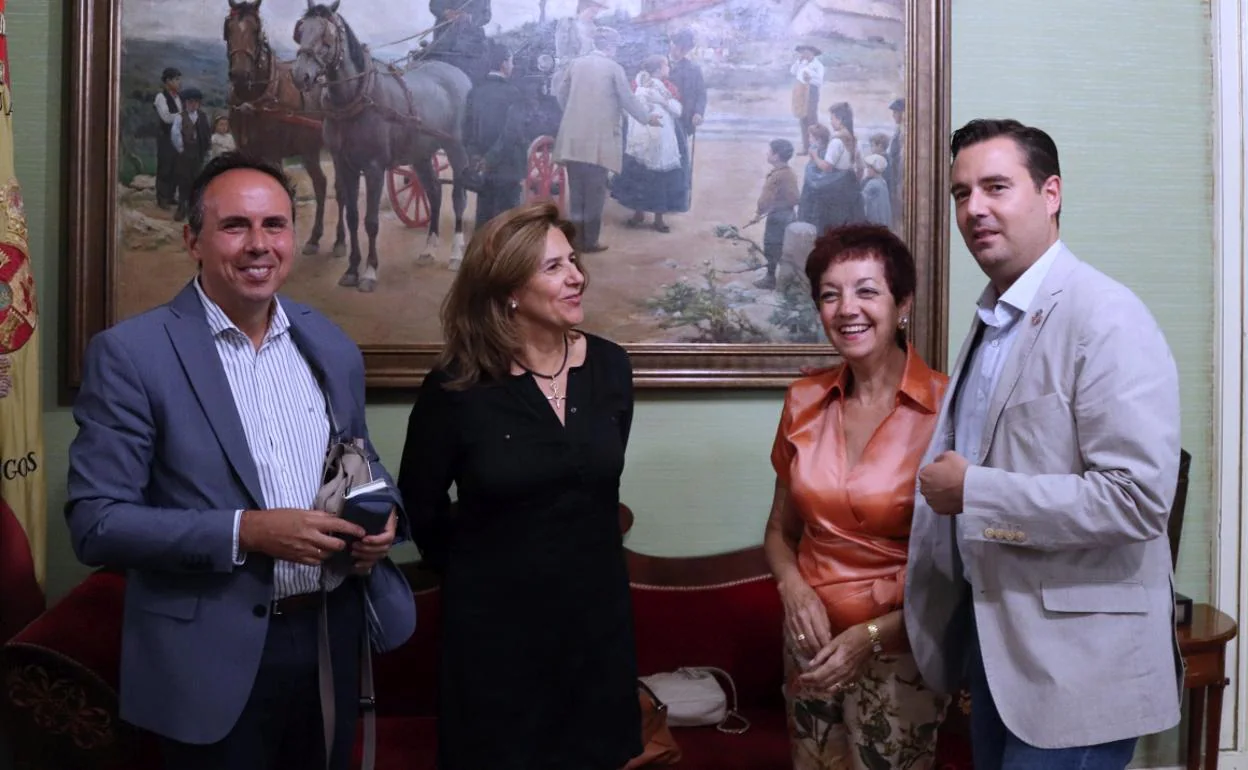 La presidenta de la Unipec, María Isabel Bringas (segunda por la derecha), habla con el alcalde de Burgos, Daniel de la Rosa (derecha) y otros representantes de Unipec.