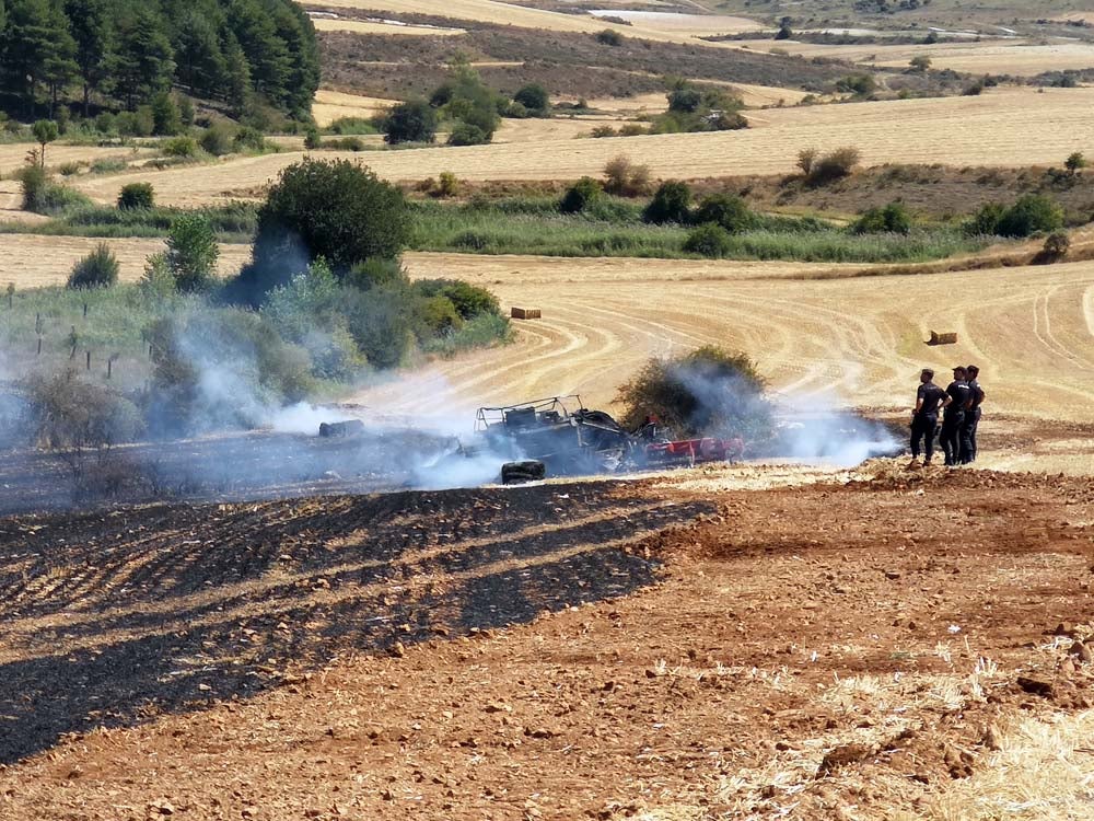 La empacadora que ha producido el incendio ha quedado calcinada