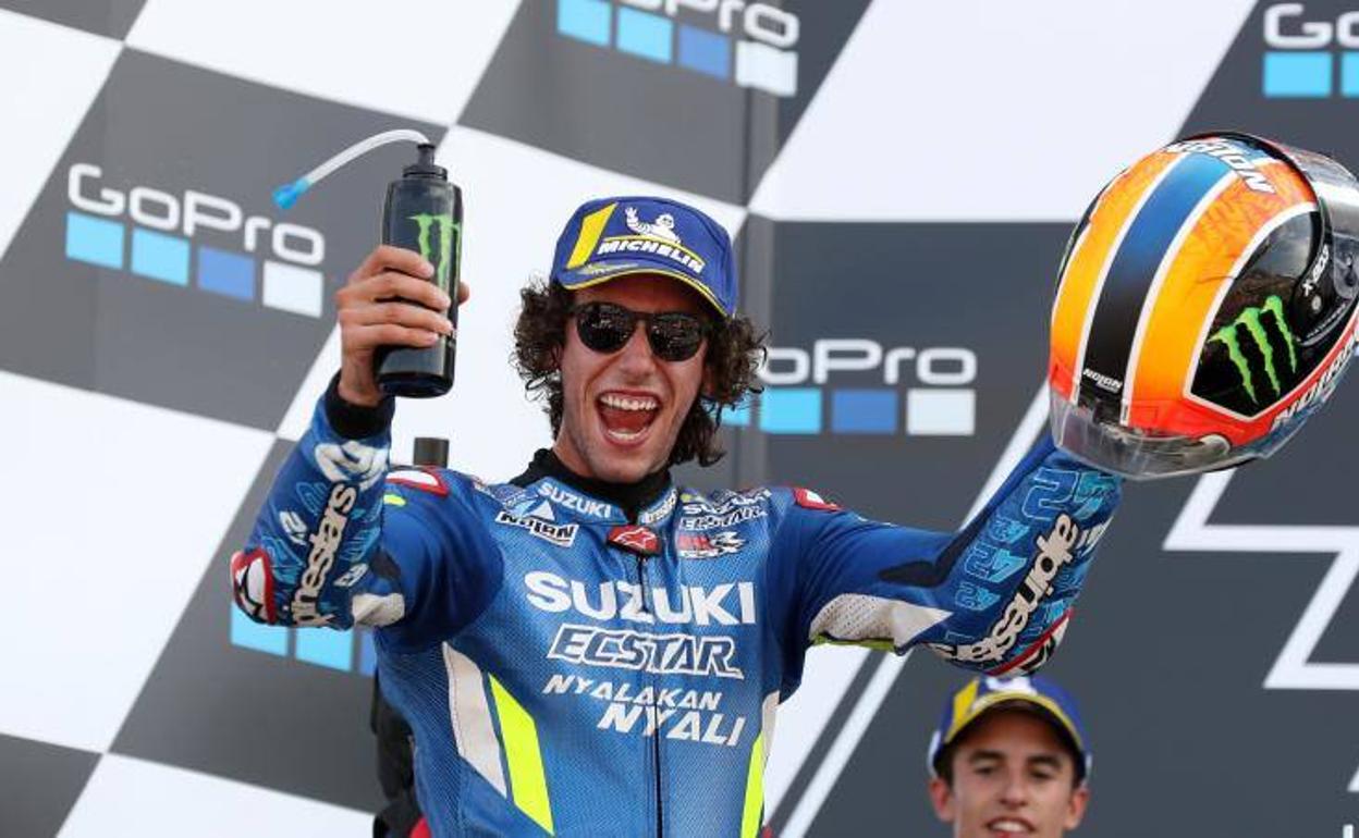 Álex Rins, muy feliz en el podio.