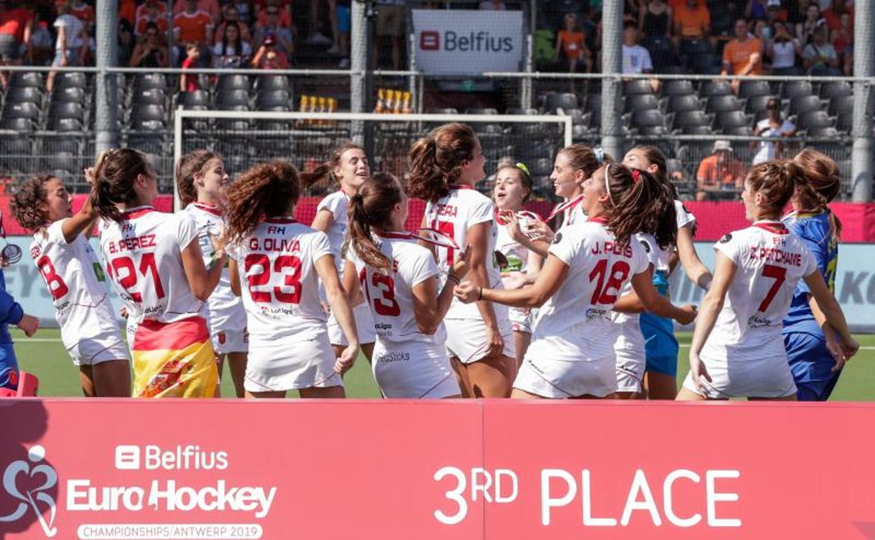 La selección española femenina de hockey hierba celebra el tercer lugar obtenido en el Europeo.