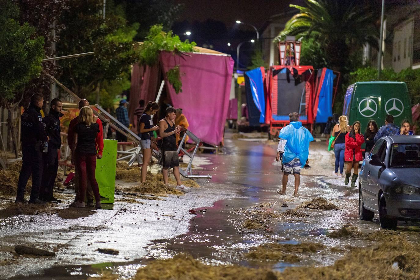 Las fuertes tormentas de agua y granizo registradas desde primera hora de la tarde en Borox (Toledo), que iniciaba este lunes la celebración de sus fiestas patronales, han transformado las principales calles de esta localidad en un río que se ha llevado por delante atracciones y casetas de los feriantes, vehículos y sillas y mesas de bares.