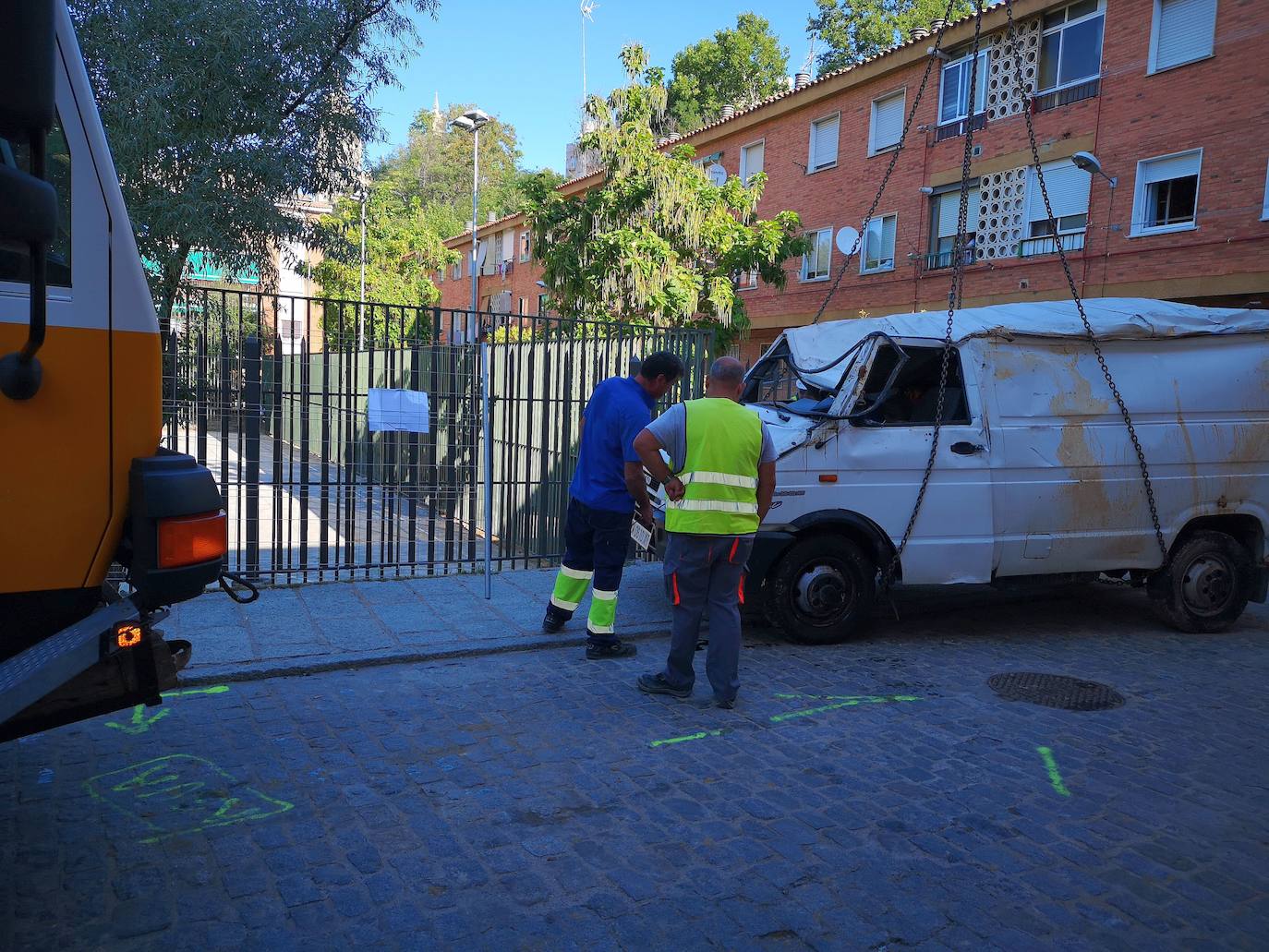 Extracción de los vehículos hundidos en el socavón de San Millán