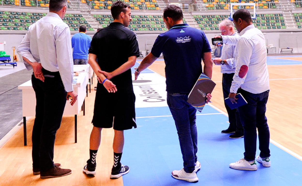 Miembros de la BCL inspeccionando el Coliseum, junto a representantes del San Pablo Burgos. 