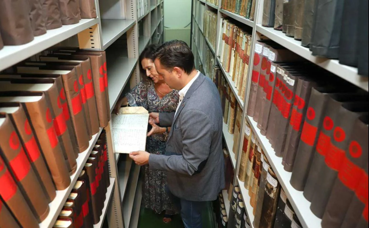 El alcalde, Daniel de la Rosa, ha visitado el Archivo en compañía de su directora, Yolanda Rodríguez. 