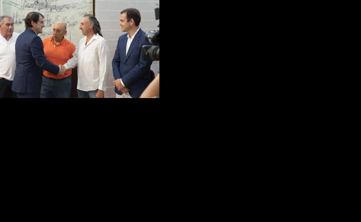 Fernández Mañueco saluda a González Palacín en presencia de otros representantes del sector agrario