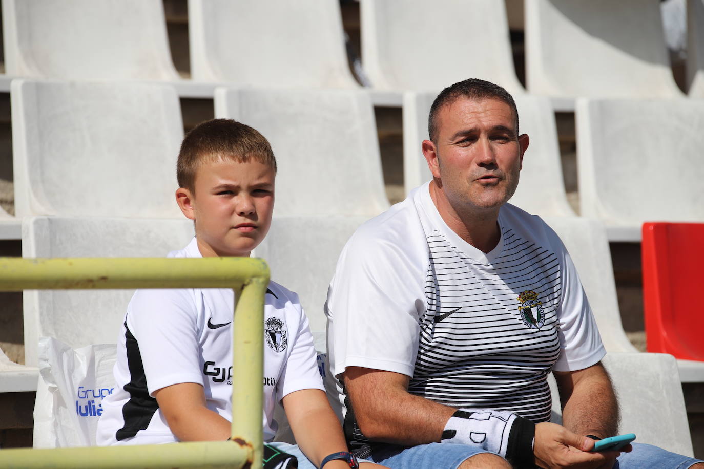 El estadio municipal de El Plantío ha acogido esta tarde el partido de liga entre el Burgos CF y el Deportivo Alavés B 