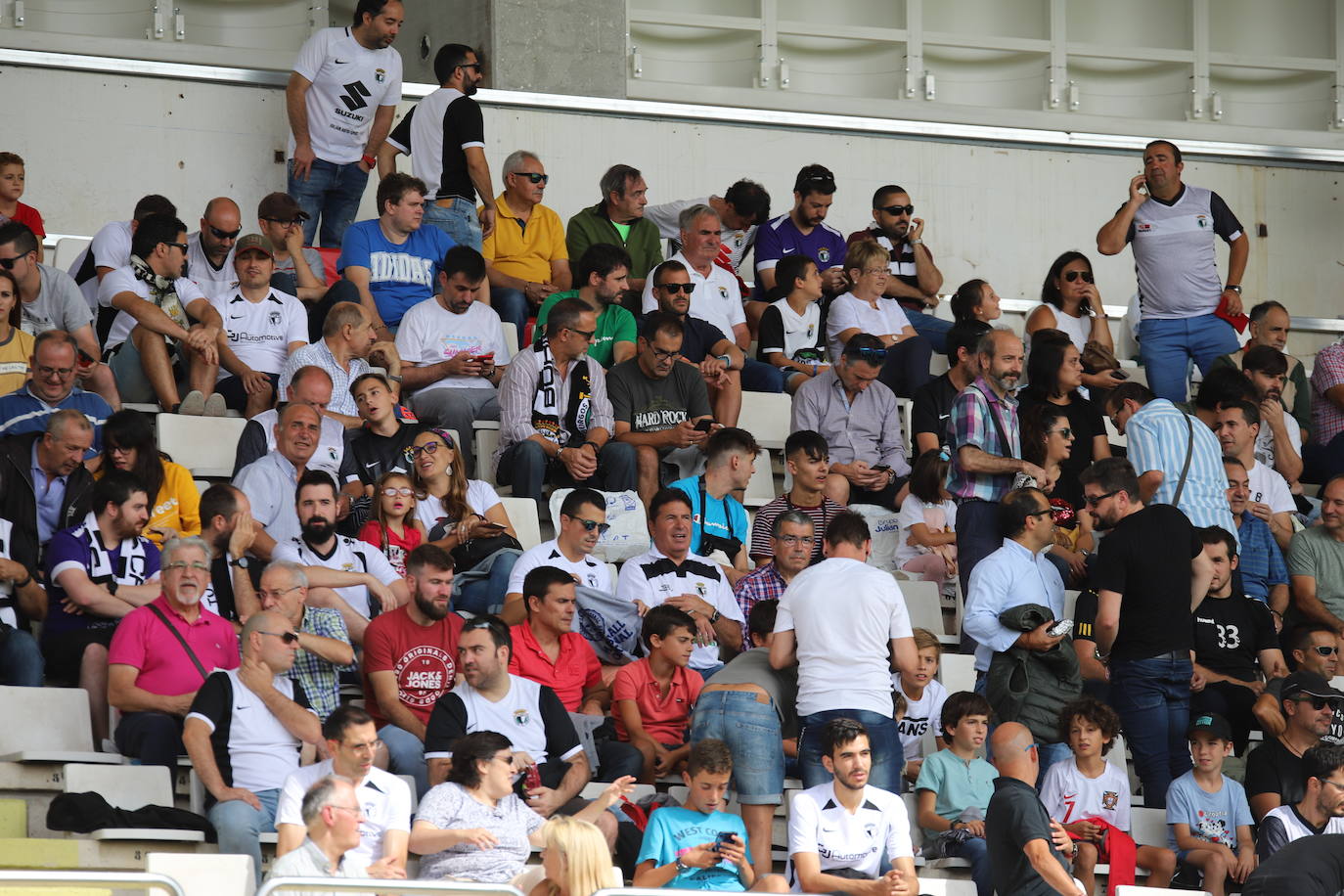 El estadio municipal de El Plantío ha acogido esta tarde el partido de liga entre el Burgos CF y el Deportivo Alavés B 