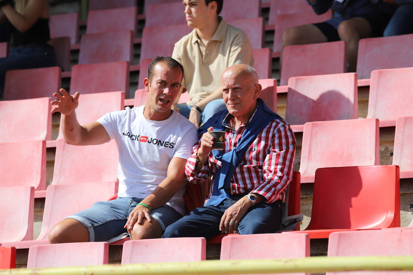El estadio municipal de El Plantío ha acogido esta tarde el partido de liga entre el Burgos CF y el Deportivo Alavés B 