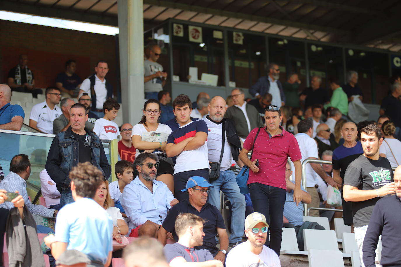 El estadio municipal de El Plantío ha acogido esta tarde el partido de liga entre el Burgos CF y el Deportivo Alavés B 