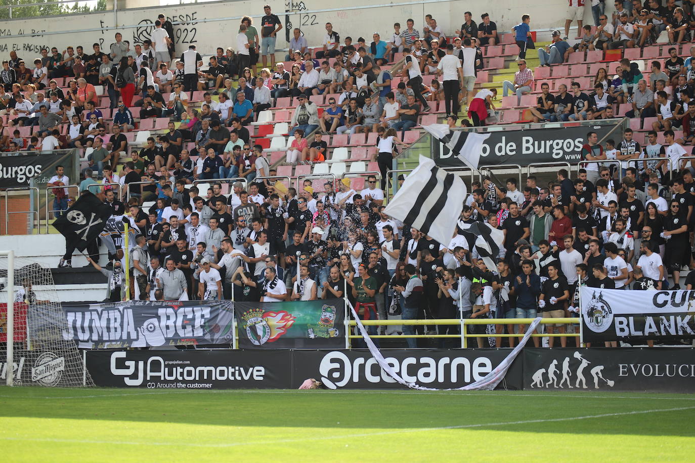 El estadio municipal de El Plantío ha acogido esta tarde el partido de liga entre el Burgos CF y el Deportivo Alavés B 