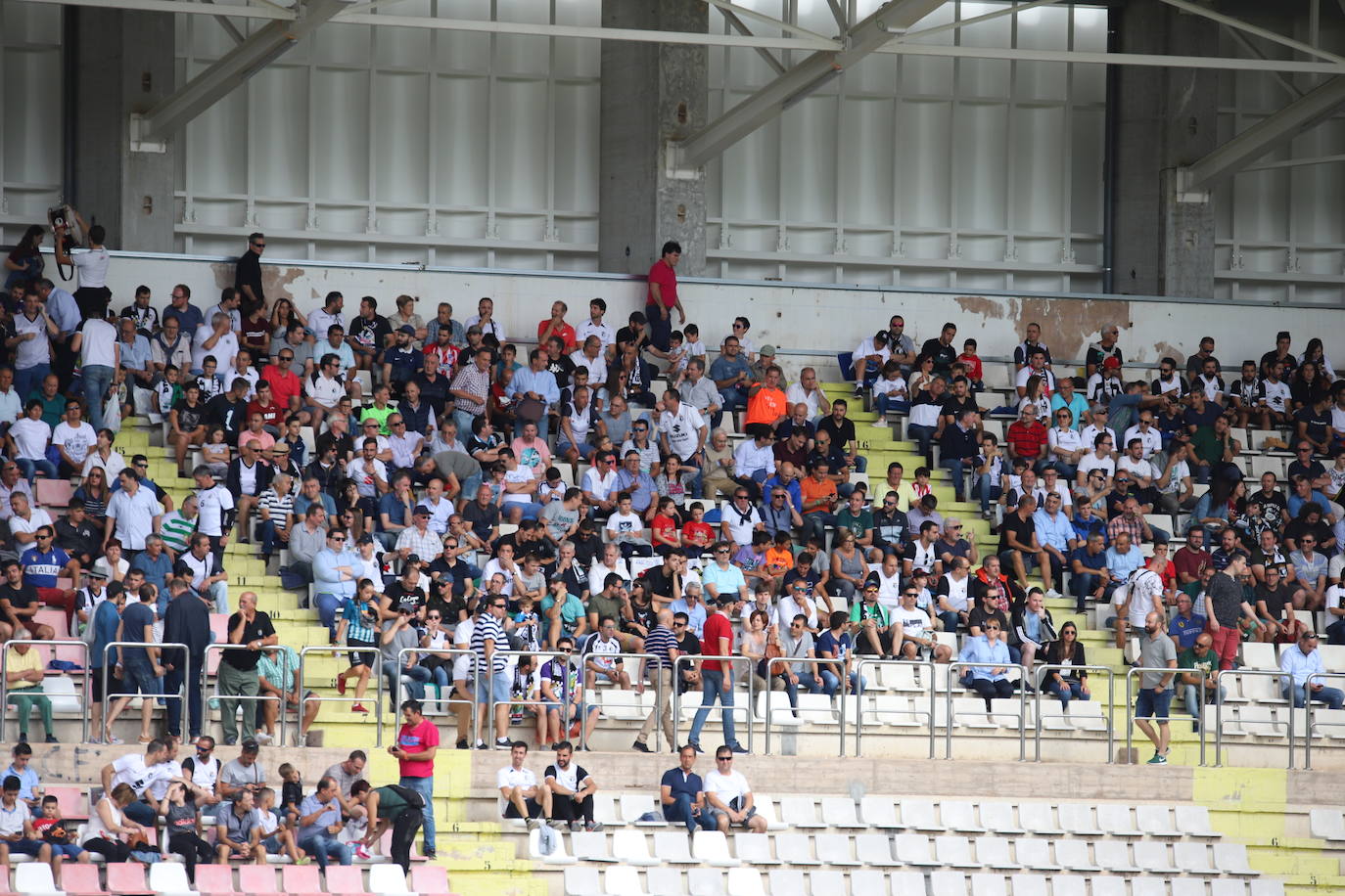 El estadio municipal de El Plantío ha acogido esta tarde el partido de liga entre el Burgos CF y el Deportivo Alavés B 