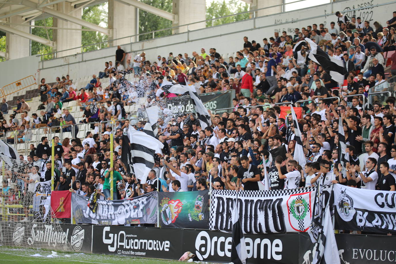 El estadio municipal de El Plantío ha acogido esta tarde el partido de liga entre el Burgos CF y el Deportivo Alavés B 