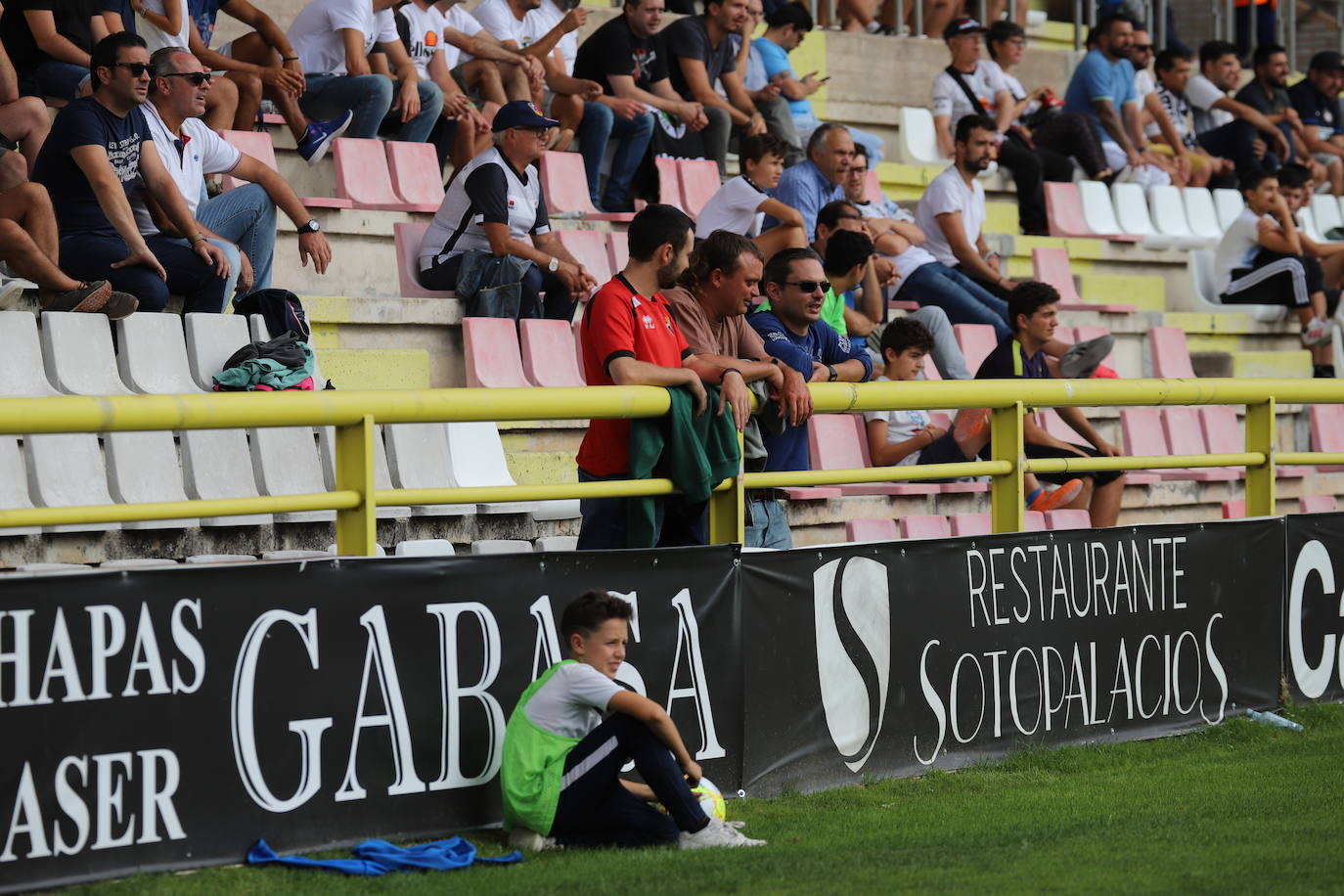 El estadio municipal de El Plantío ha acogido esta tarde el partido de liga entre el Burgos CF y el Deportivo Alavés B 