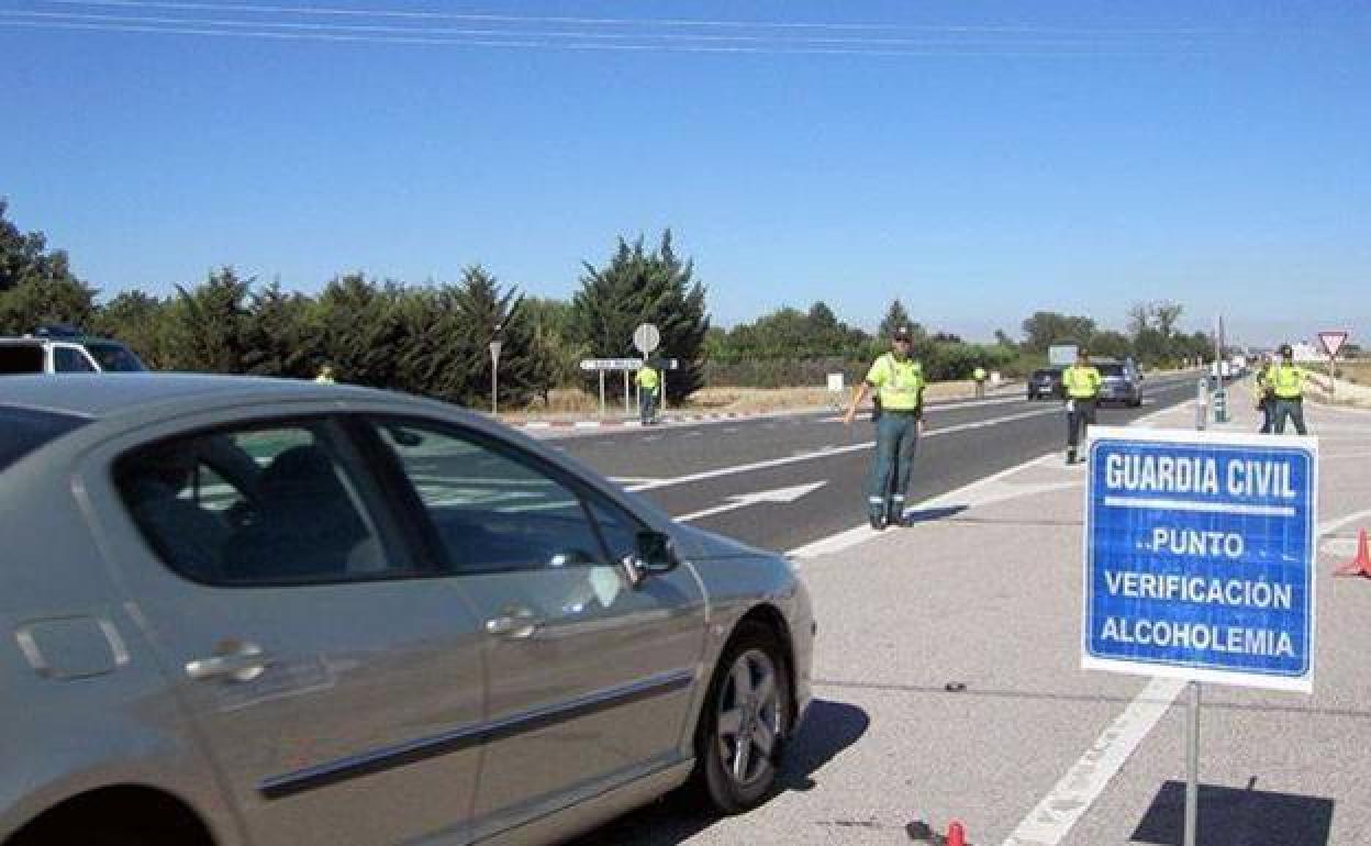 Control de alcoholemia de la Guardia Civil . 