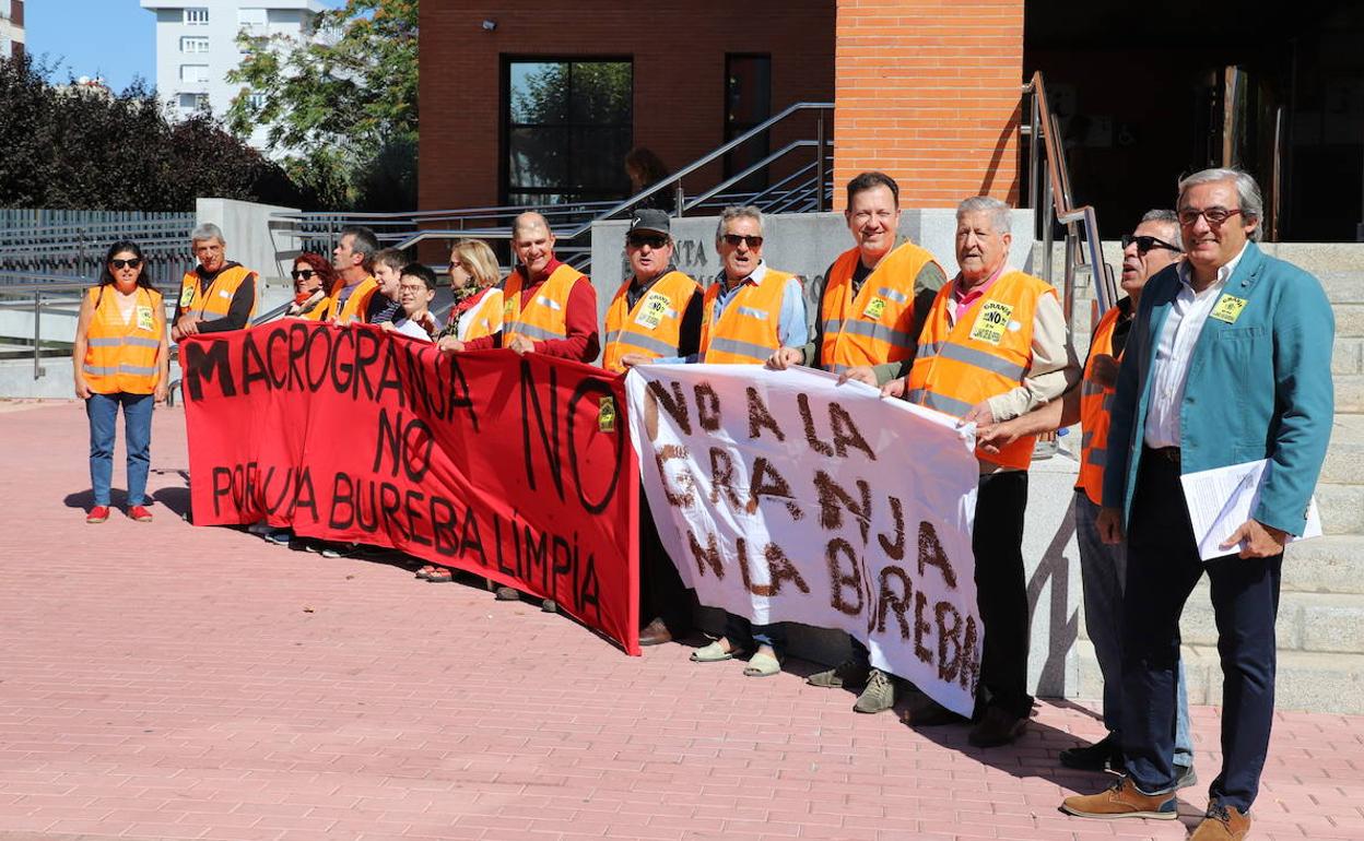 Los vecinos se han trasladado a Burgos para protestar frente a la delegación de la Junta. 