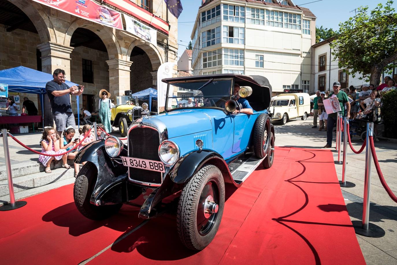 Espinosa de los Monteros ha acogido su muestra de coches clásicos, una cita con solera en la comarca pero que el año pasado no se celebró. Este año se ha homenajedo la fundación de la marca Citroën