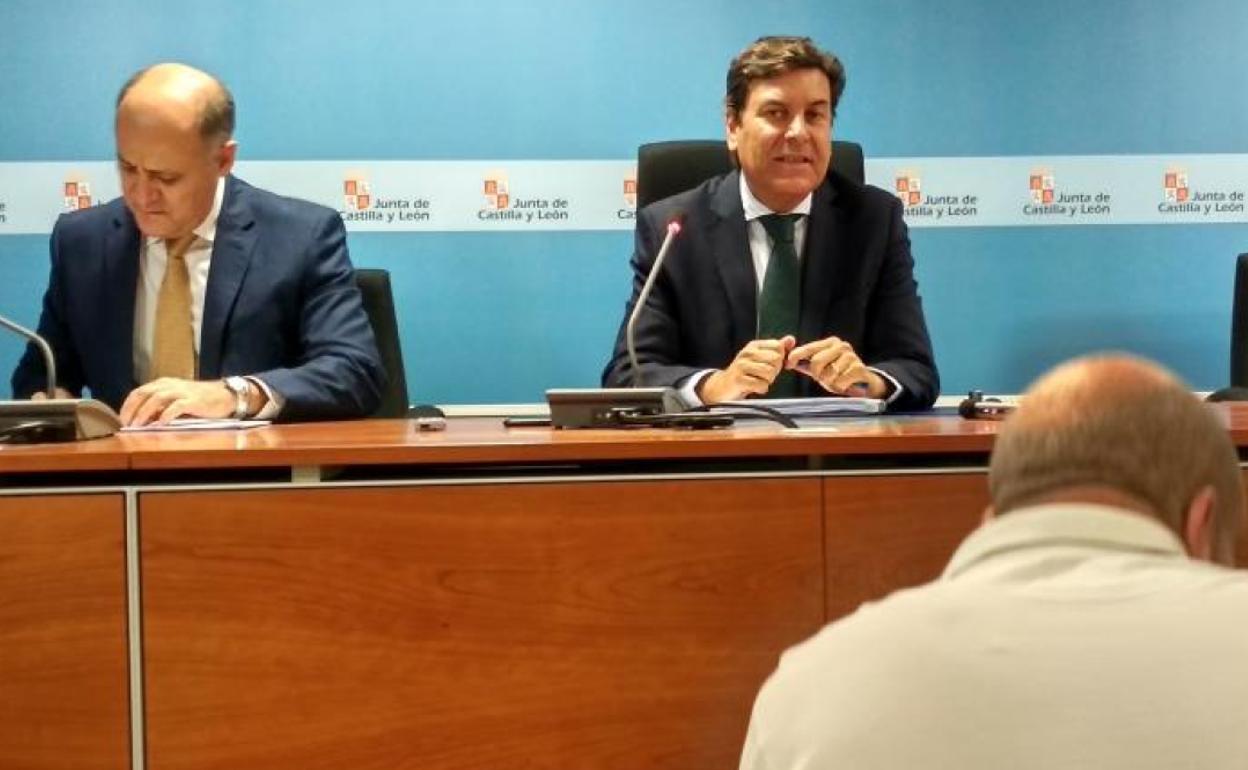 Armando Baeta, responsable de de Presupuestos y Estadistica, con el consejero de Economía y Hacienda, Carlos Fernández Carriedo.