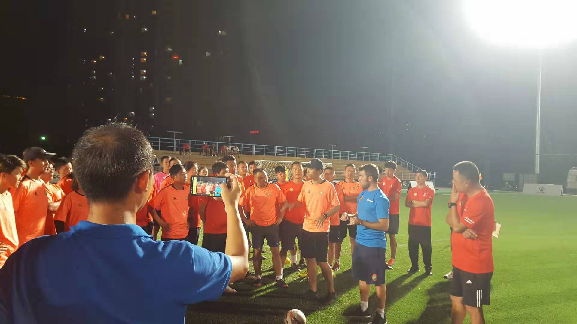 El joven burgalés, Javier Martínez, ha viajado a China para desarrollar un proyecto de la Liga de Fútbol Profesional