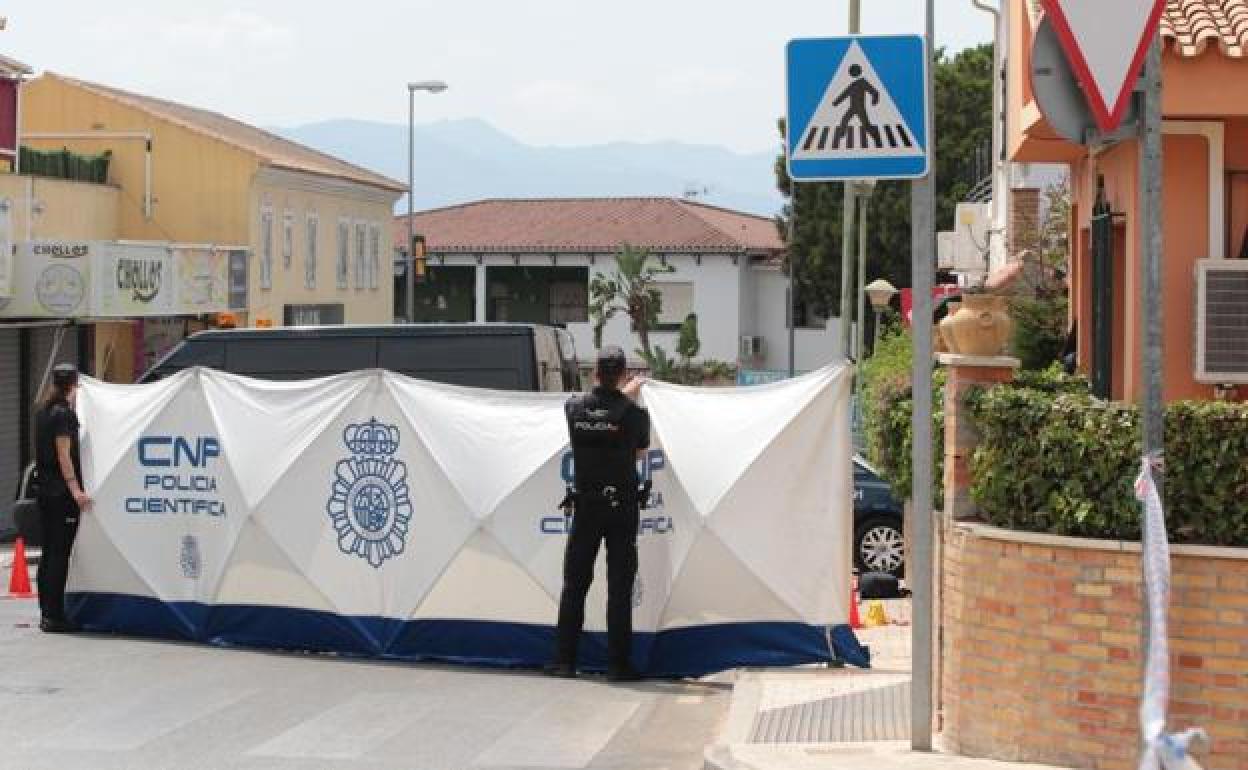 Agentes de la Policía acordonan el lugar del suceso.