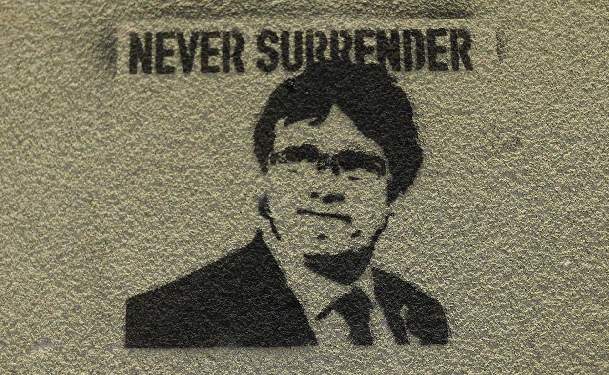 Grafiti con la cara de Puigdemont y el lema 'Jamás rendirse'. 