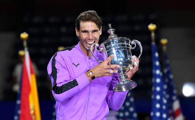 Nadal muerde su trofeo.