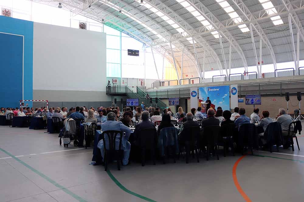 El Partido Popular ha celebrado su tradicional comida de hermandad para arrancar el curso político |Alcaldes, concejales y demás cargos públicos y políticos se han dado cita en Arcos de la Llana