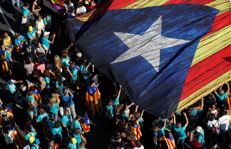 Cientos de miles de personas se manifestaron este miércoles en Barcelona a favor de la independencia y reclamando la libertad de los presos secesionistas. Según la Guardia Urbana, en torno a 600.000 personas participaron en la protesta organizada por la ANC y Ómnium Cultural, convertida ya en una tradición en el inicio político en Cataluña. La jornada terminó con el desalojo del parque de la Ciutadella de Barcelona tras dispersar a los cerca de 300 manifestantes independentistas que se concentraban las puertas del Parlament, entre insultos y momentos de tensión de los Mossos d'Esquadra con algunos grupos de activistas.