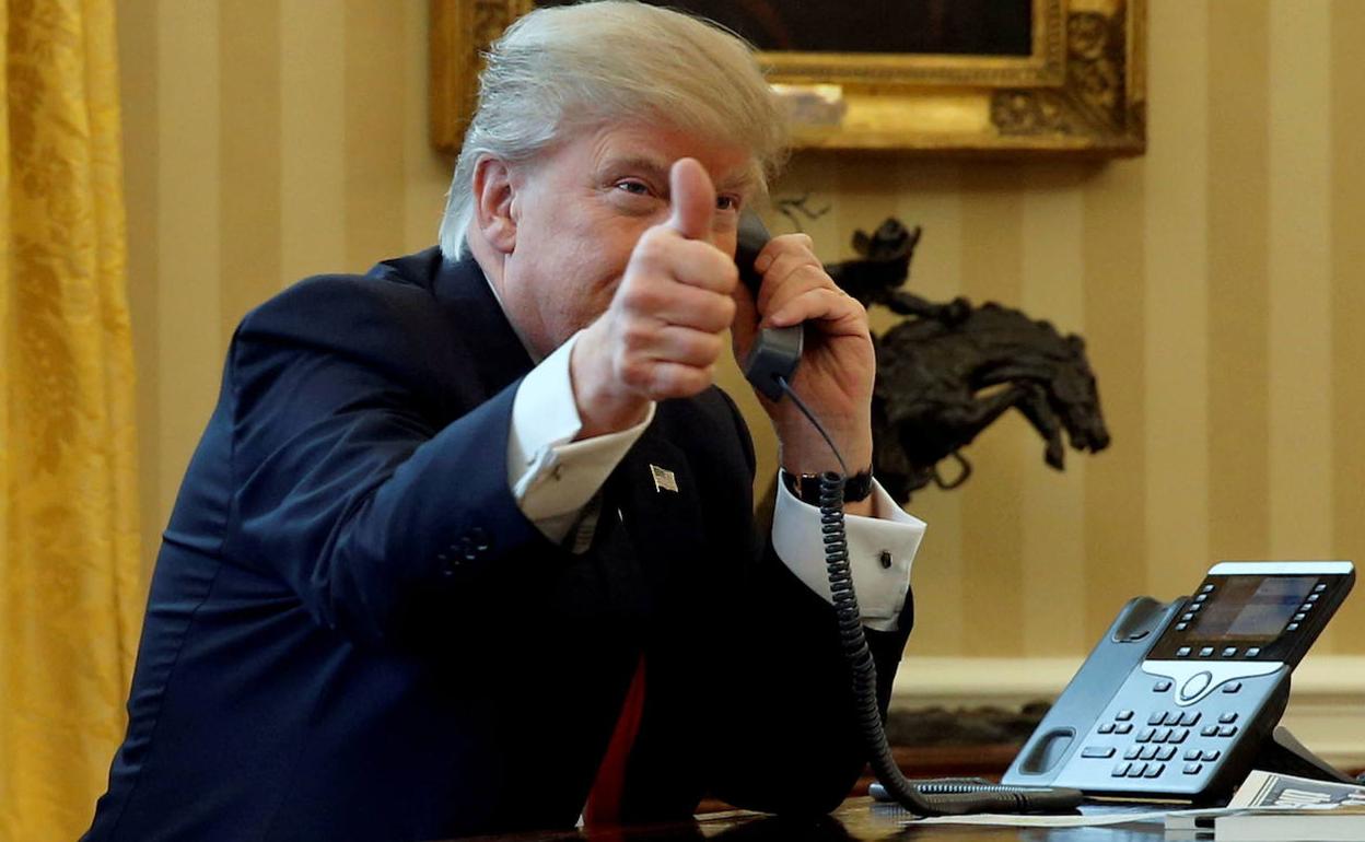 Trump habla por teléfono. 