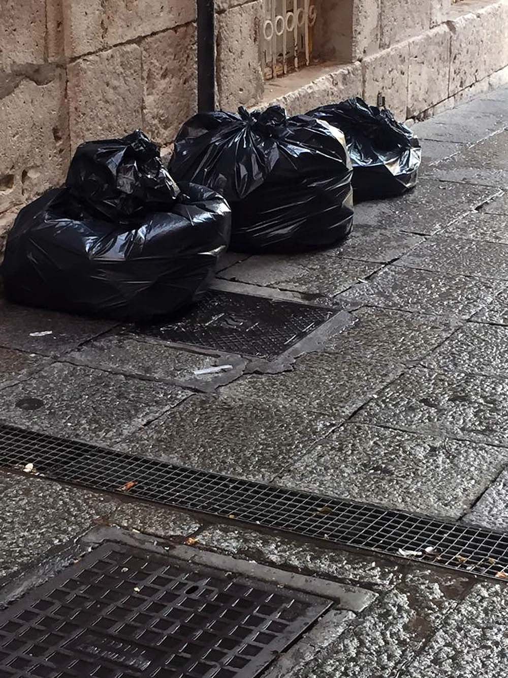 En la noche del jueves se congregaron centenares de estudiantes a los pies de la Catedral en la primera semana de clases y el ruido impidió dormir a los vecino