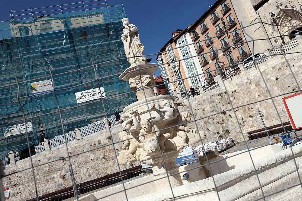 El monumento ya se ha desprendido de la lona que lo cubría durante su restauración completa | Todavía se pueden ver las vallas de perimetración que se retirarán en breve