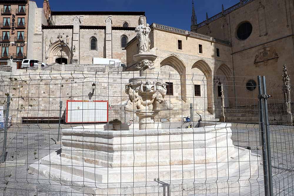 El monumento ya se ha desprendido de la lona que lo cubría durante su restauración completa | Todavía se pueden ver las vallas de perimetración que se retirarán en breve