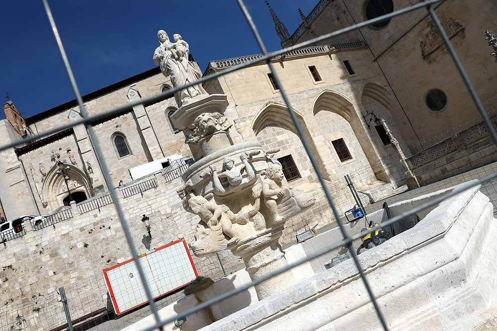 El monumento ya se ha desprendido de la lona que lo cubría durante su restauración completa | Todavía se pueden ver las vallas de perimetración que se retirarán en breve