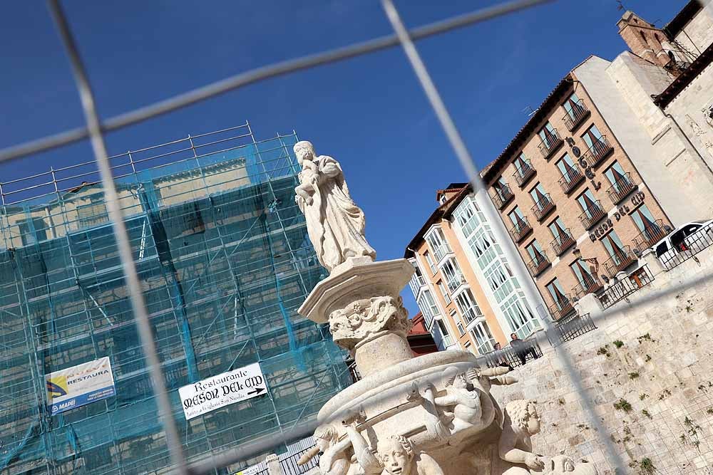 El monumento ya se ha desprendido de la lona que lo cubría durante su restauración completa | Todavía se pueden ver las vallas de perimetración que se retirarán en breve